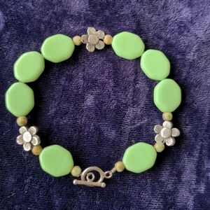 Vintage 925 sterling silver toggle bracelet with flowers and green artglass